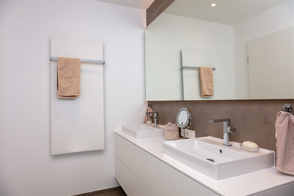 CILING Infrarot-Heizsysteme mittel Infrarotheizfolie als Handtuchheizung mit Handtuchhalter im Badezimmer
