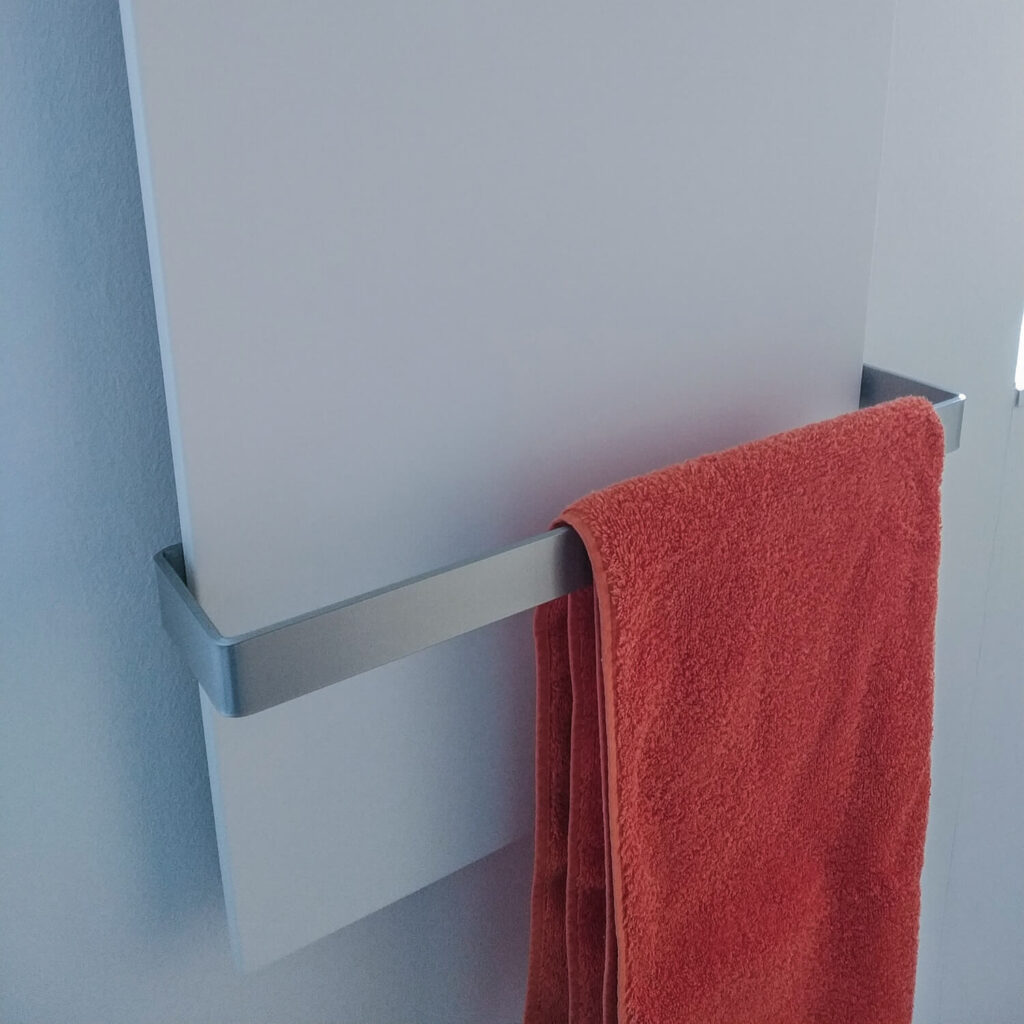Infrarot-Handtuchheizung im Detail im schicken Design – Funktion und Optik optimal vereint – schnelle Wärme im Badezimmer oder Flur